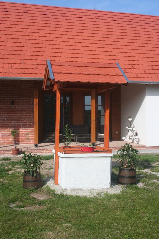 Malomko Apartman Zsira Exterior foto
